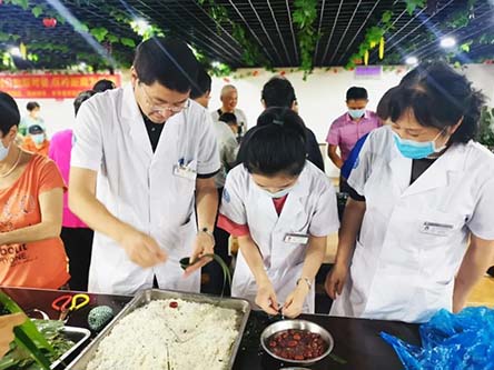 携手包粽子 无锡康复医院