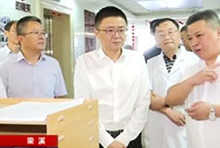梁溪区区委书记梁咏薪参观慰问