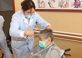 二月二丨国济康复医院病区护工们为老人剃“龙头”