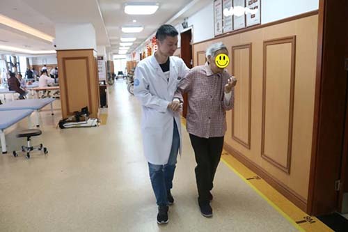 【健康提醒】老年人经常手抖别忽视，警惕患上帕金森病！