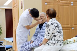 无锡国济康复医院：老人中风怎么护理比较好？