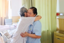 男子癌症晚期、全身恶臭……上海专家拒绝手术——无锡国济康复医：医者的刀可以切除腐肉，但只有尊严，能缝合灵魂的伤口